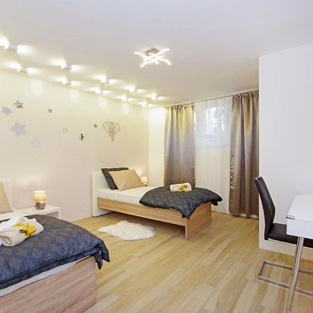 Split Symphony Garden: Modern, New Apartment Exterior foto