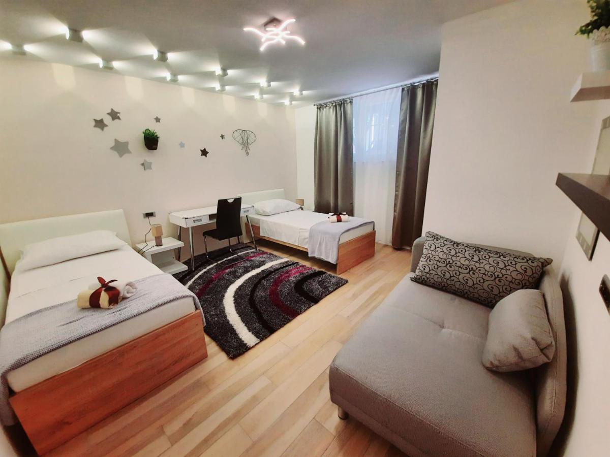 Split Symphony Garden: Modern, New Apartment Exterior foto