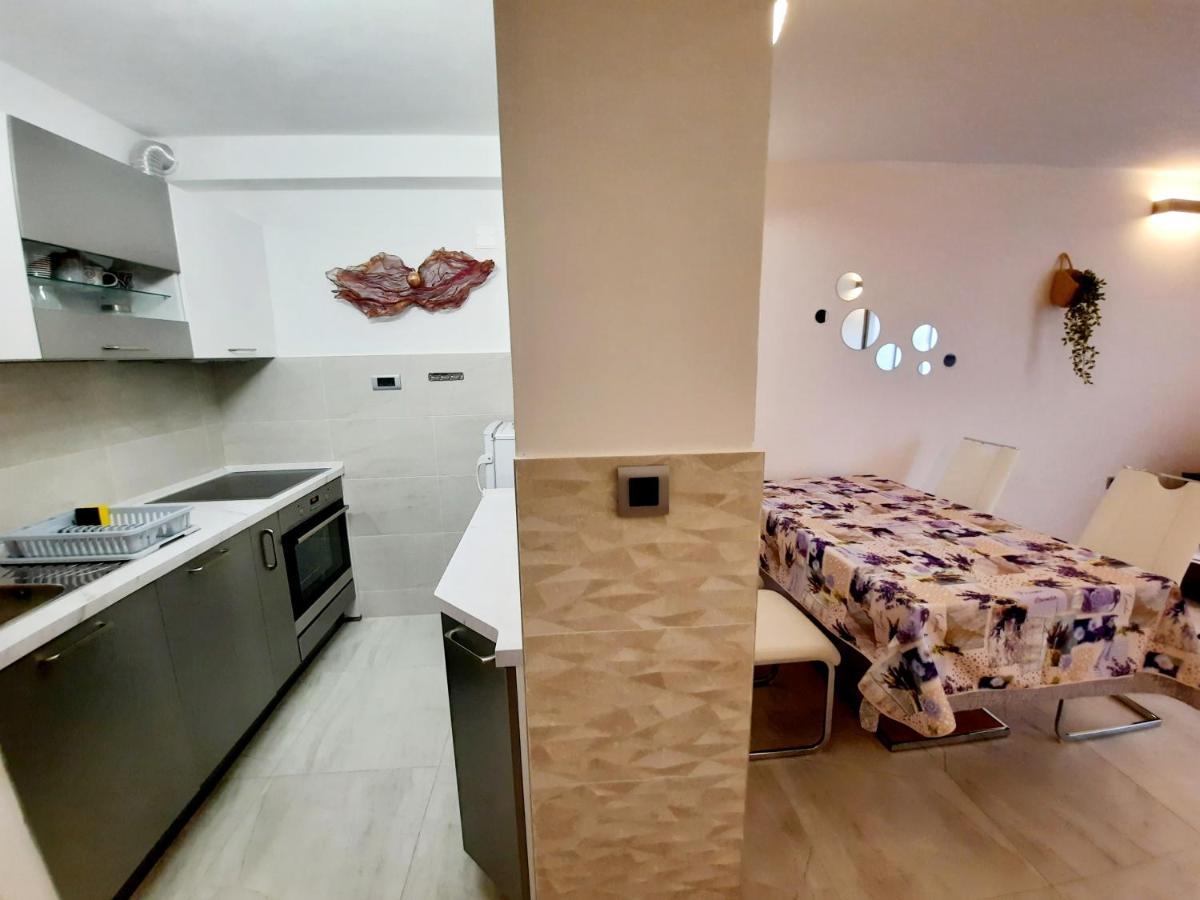 Split Symphony Garden: Modern, New Apartment Exterior foto
