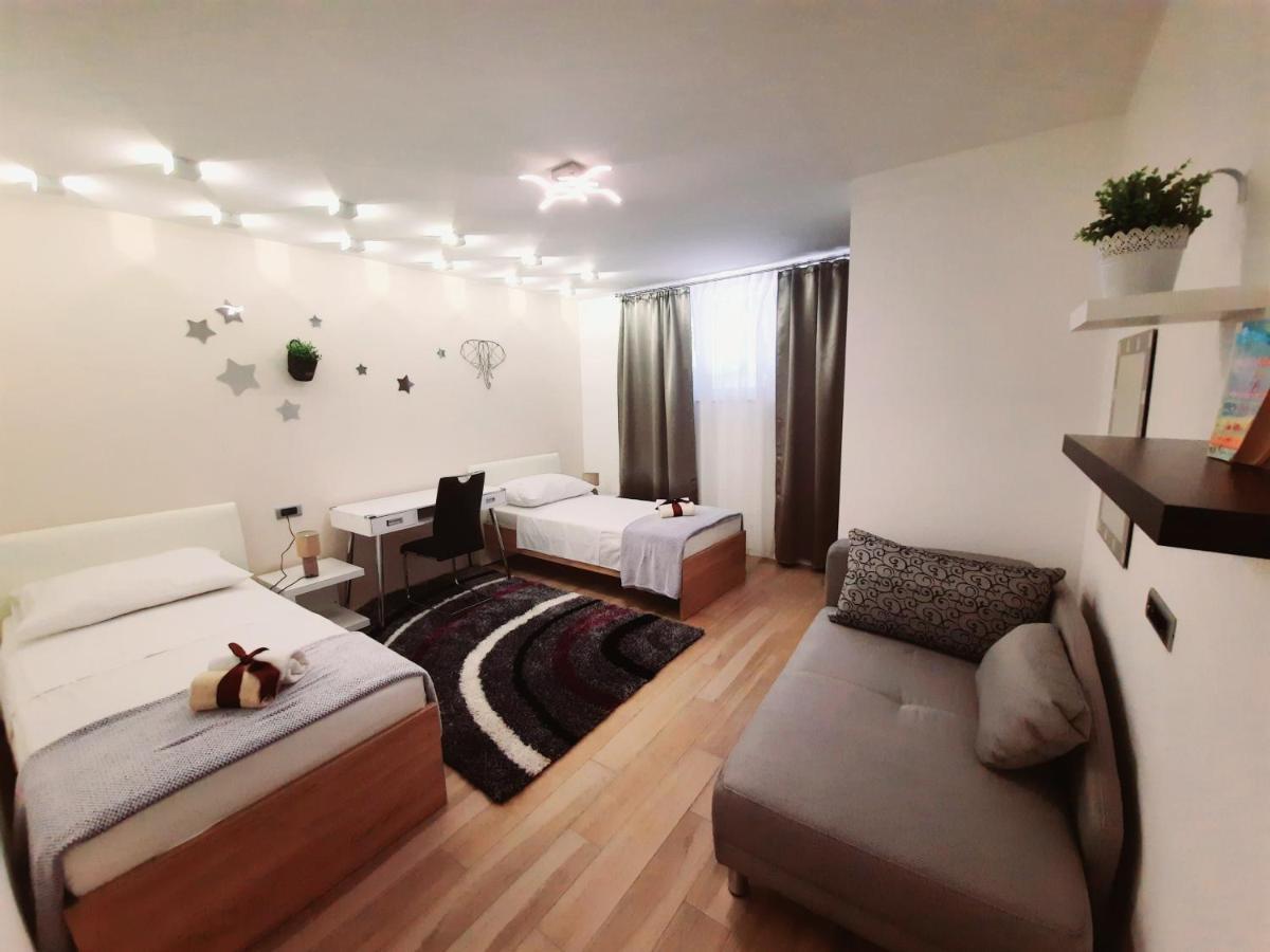 Split Symphony Garden: Modern, New Apartment Exterior foto