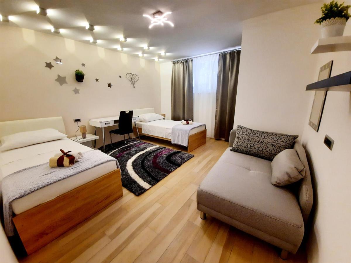Split Symphony Garden: Modern, New Apartment Exterior foto