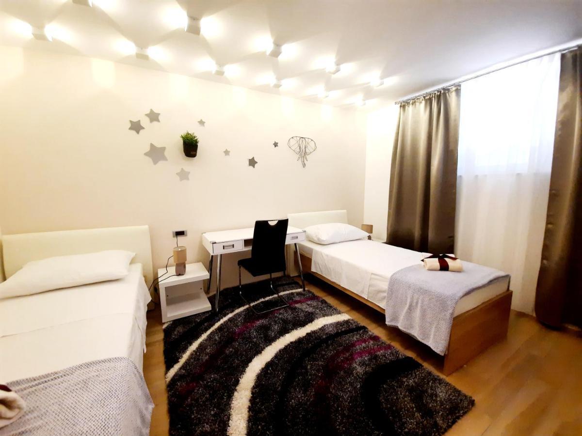 Split Symphony Garden: Modern, New Apartment Exterior foto