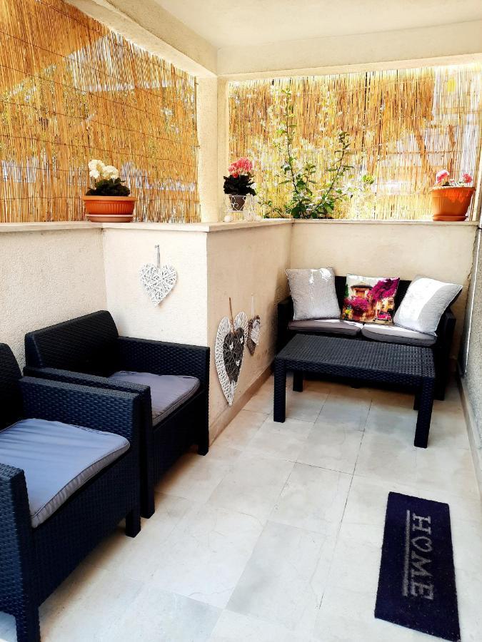 Split Symphony Garden: Modern, New Apartment Exterior foto