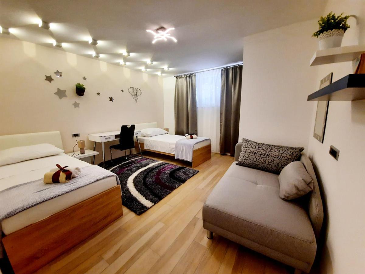 Split Symphony Garden: Modern, New Apartment Exterior foto