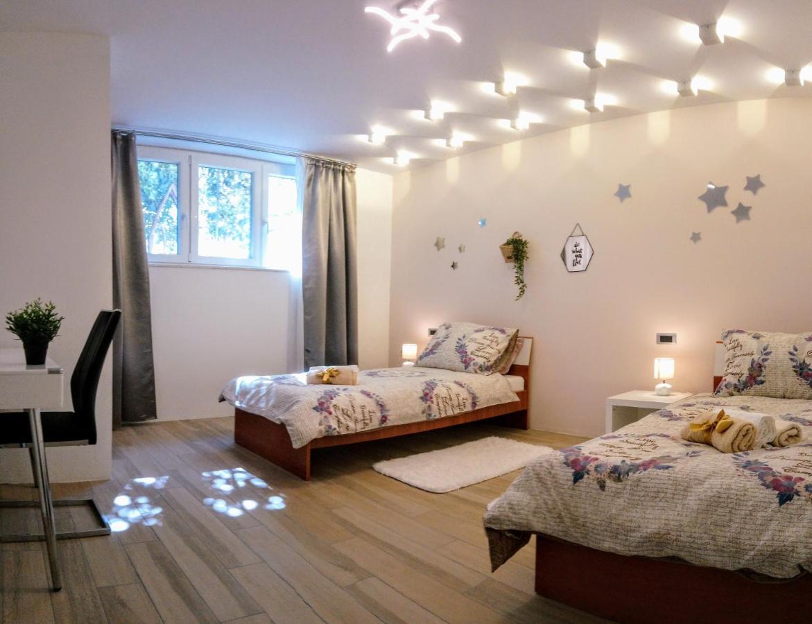 Split Symphony Garden: Modern, New Apartment Exterior foto