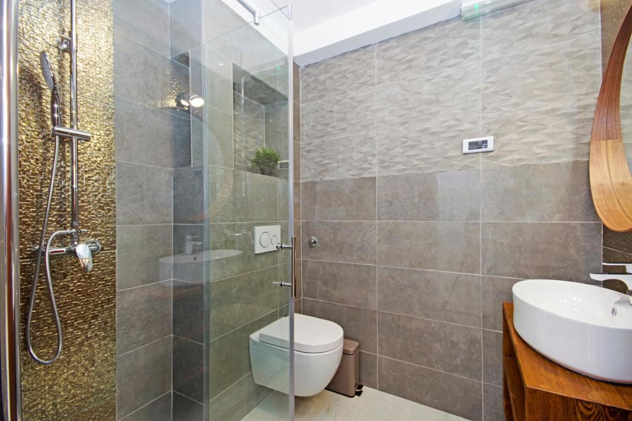 Split Symphony Garden: Modern, New Apartment Exterior foto