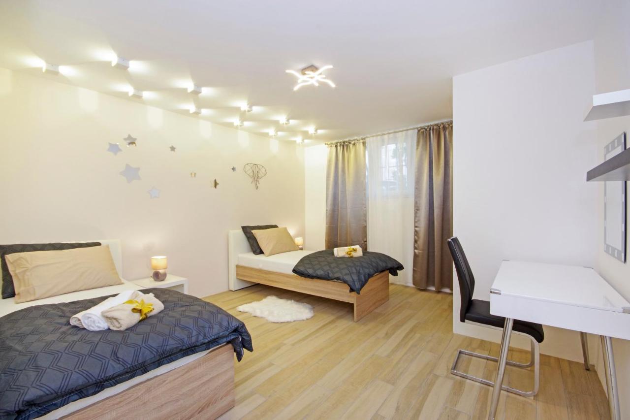 Split Symphony Garden: Modern, New Apartment Exterior foto