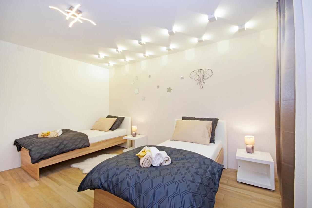 Split Symphony Garden: Modern, New Apartment Exterior foto