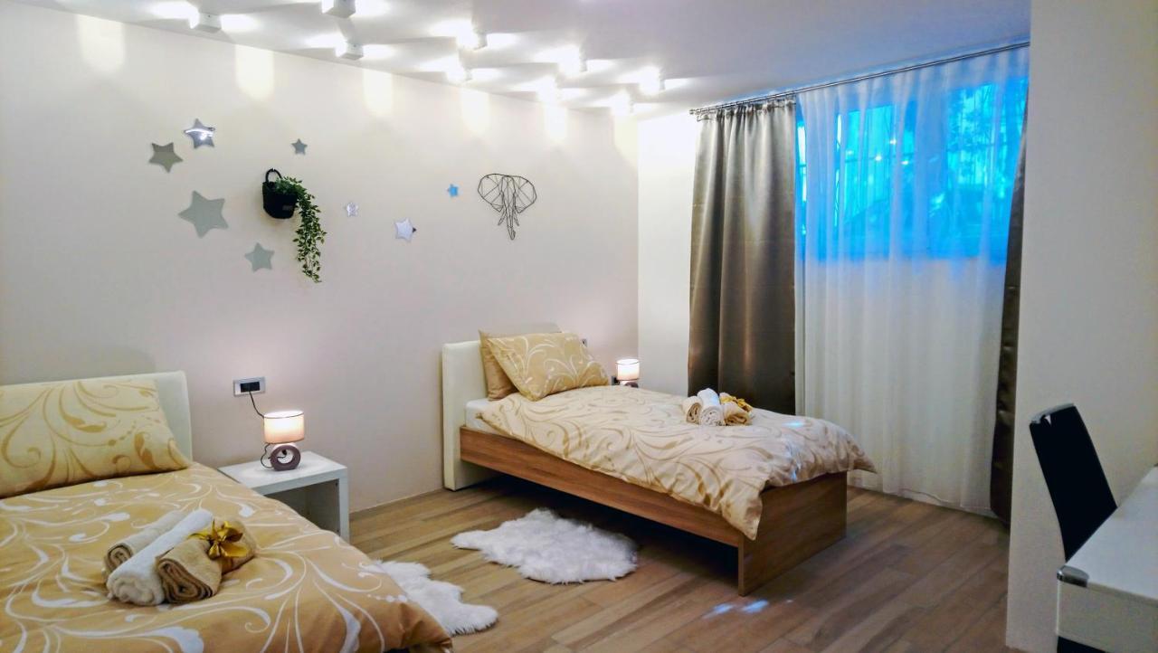 Split Symphony Garden: Modern, New Apartment Exterior foto
