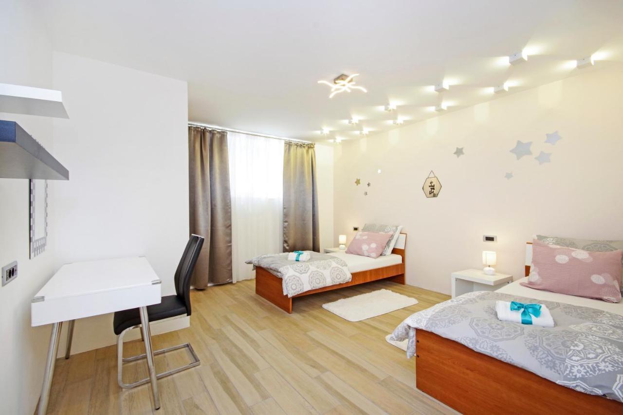 Split Symphony Garden: Modern, New Apartment Exterior foto