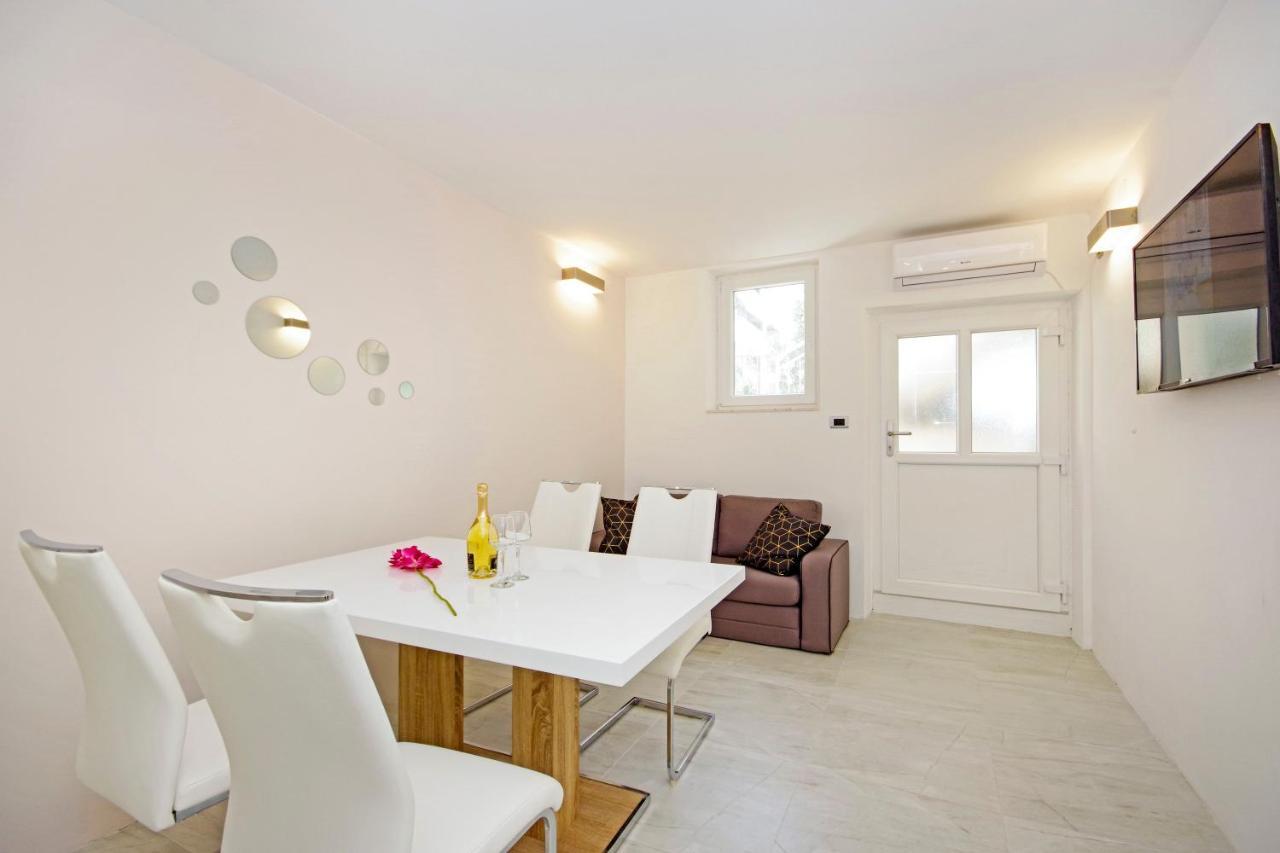 Split Symphony Garden: Modern, New Apartment Exterior foto