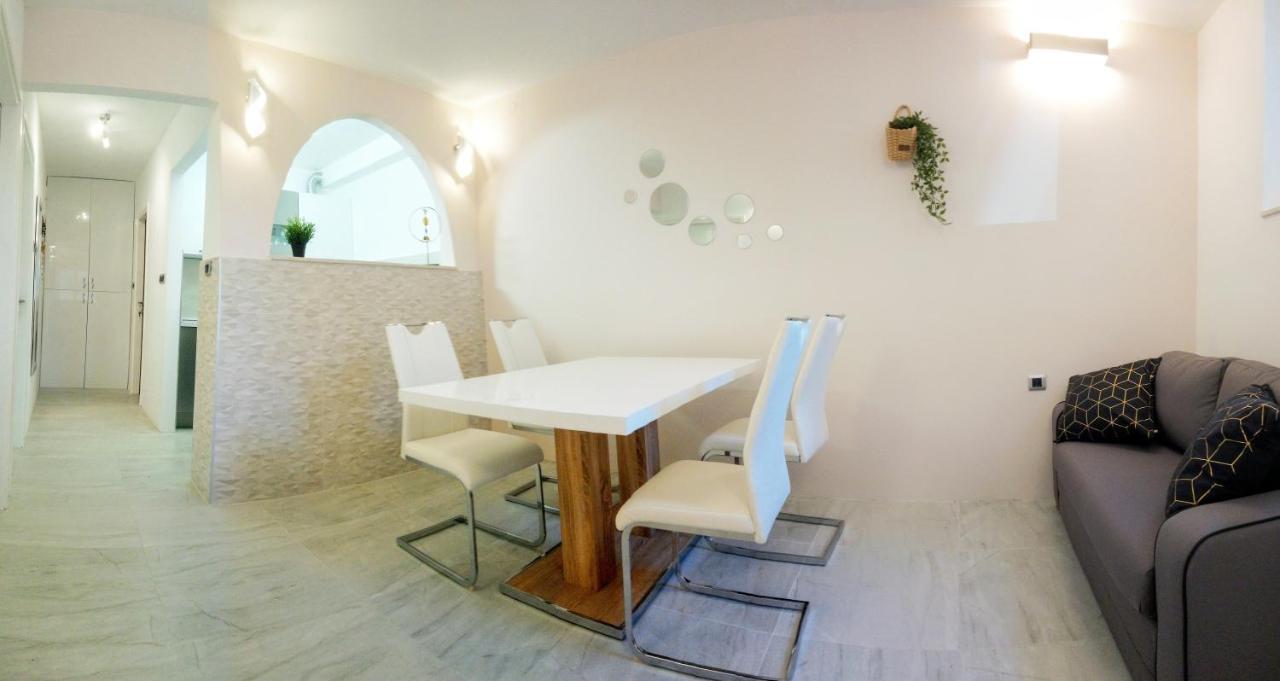 Split Symphony Garden: Modern, New Apartment Exterior foto