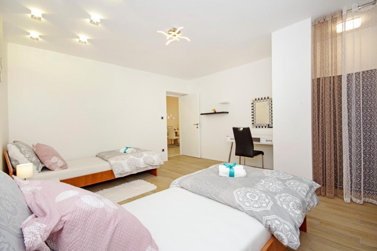 Split Symphony Garden: Modern, New Apartment Exterior foto
