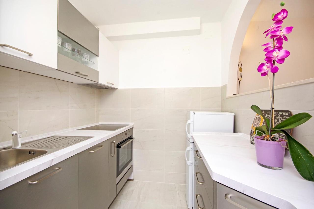 Split Symphony Garden: Modern, New Apartment Exterior foto