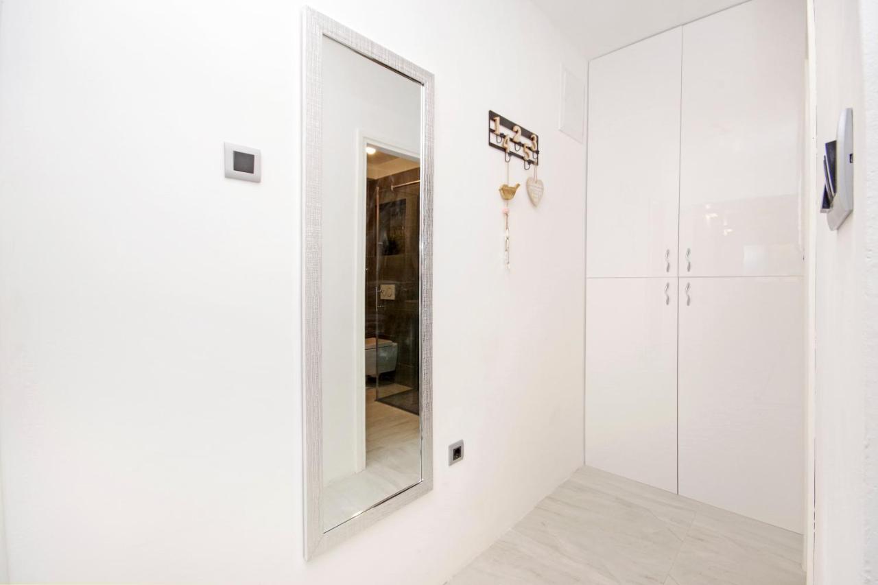 Split Symphony Garden: Modern, New Apartment Exterior foto
