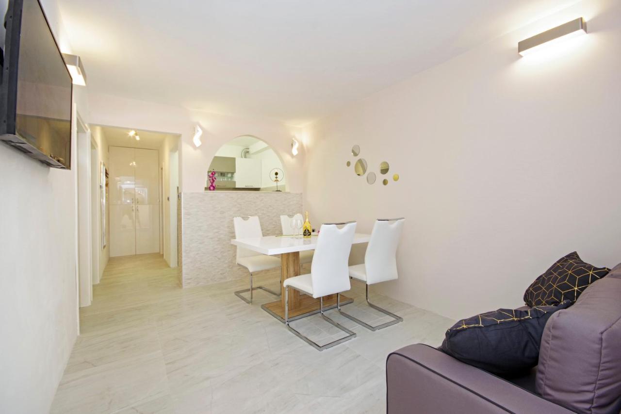 Split Symphony Garden: Modern, New Apartment Exterior foto