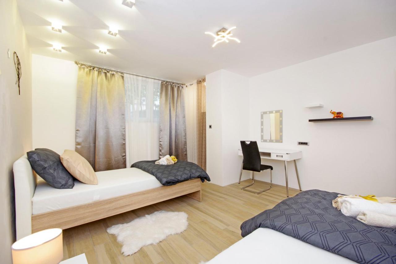 Split Symphony Garden: Modern, New Apartment Exterior foto