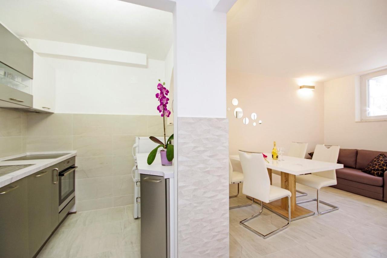 Split Symphony Garden: Modern, New Apartment Exterior foto