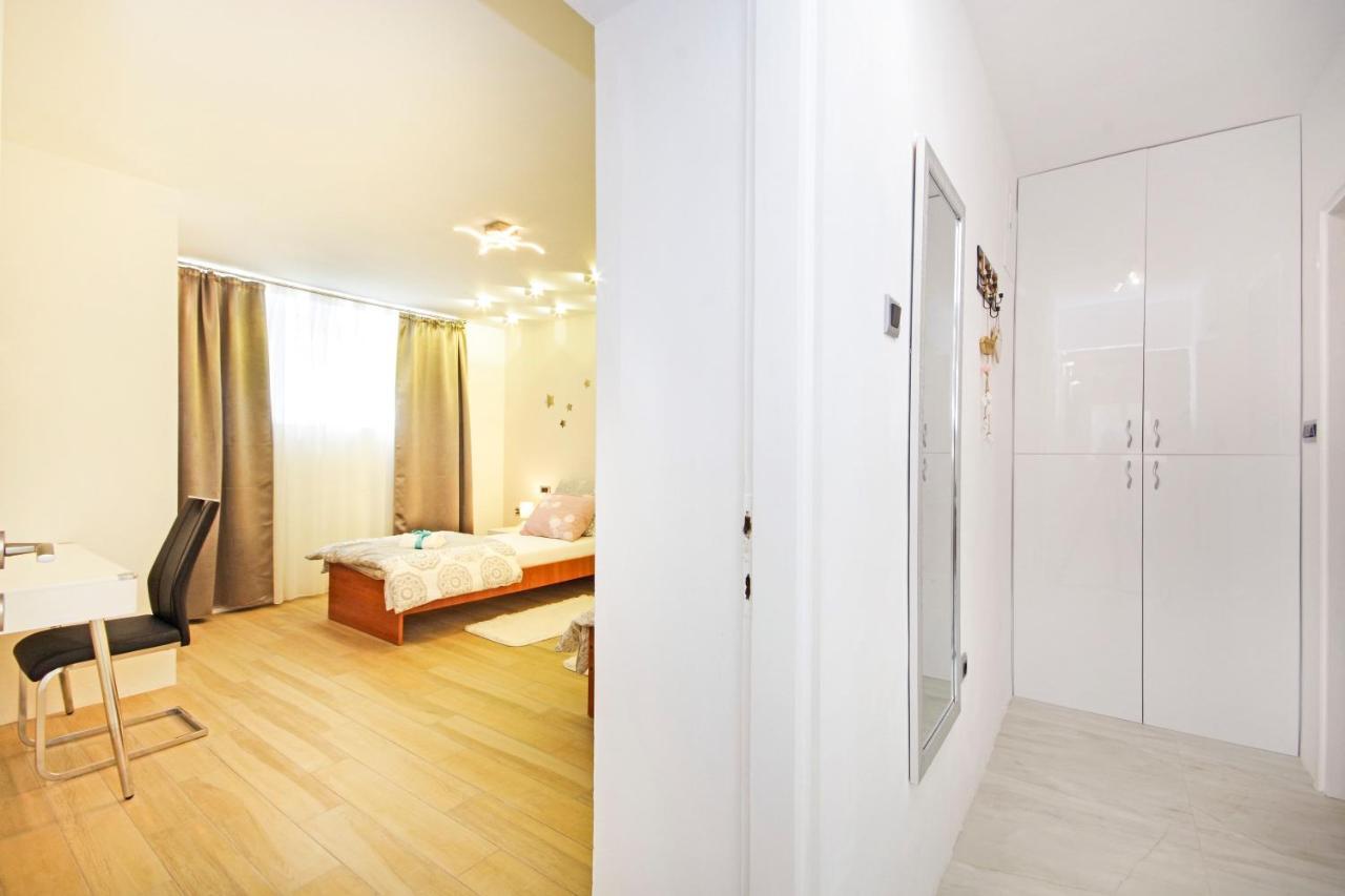 Split Symphony Garden: Modern, New Apartment Exterior foto